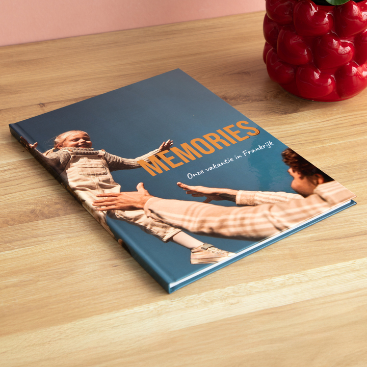 Vlakliggend fotoboek met goudfolie