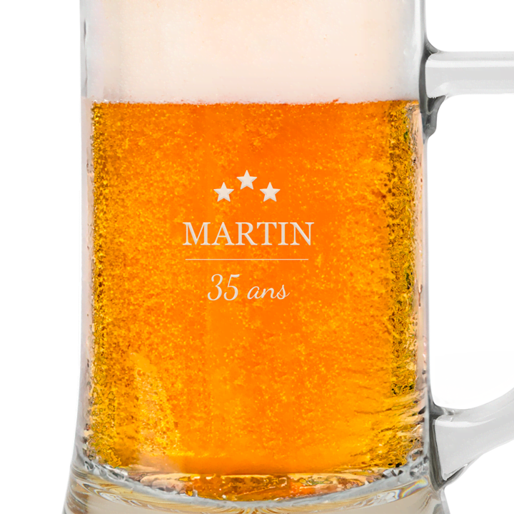 Close up chope de bière gravée