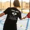 Impression sur un t-shirt noir au dos